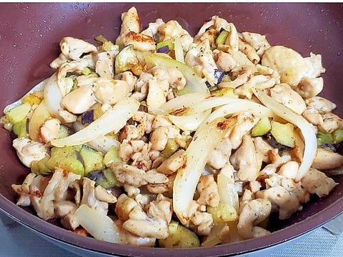 鶏肉とナスと玉ねぎの炒め物